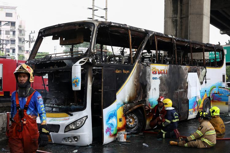 Bussen havde elever fra Uthai Thani-regionen med om bord, da et dæk bristede på en motorvej i en nordlig Bangkok-forstad. Foto: Chalinee Thirasupa/Ritzau Scanpix