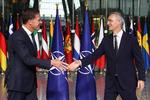 Den nye og afgørende generalsekretør for Nato giver hånd. Mark Rutte til venstre og Jens Stoltenberg til højre. Foto: Yves Herman/Ritzau Scanpix