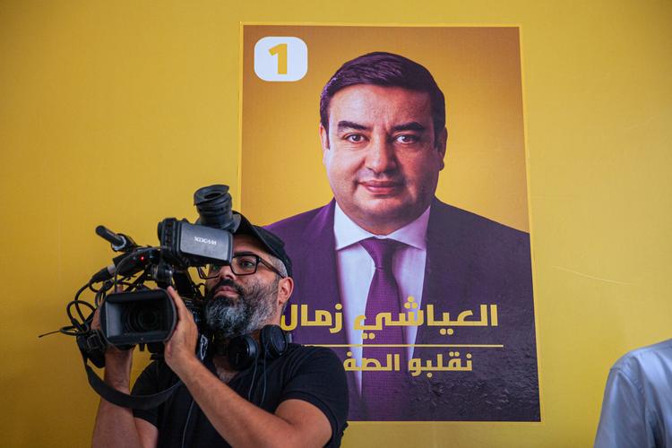 En plakat viser den tunesiske politiker Ayachi Zammel. Foto: Ons Abid/Ritzau Scanpix