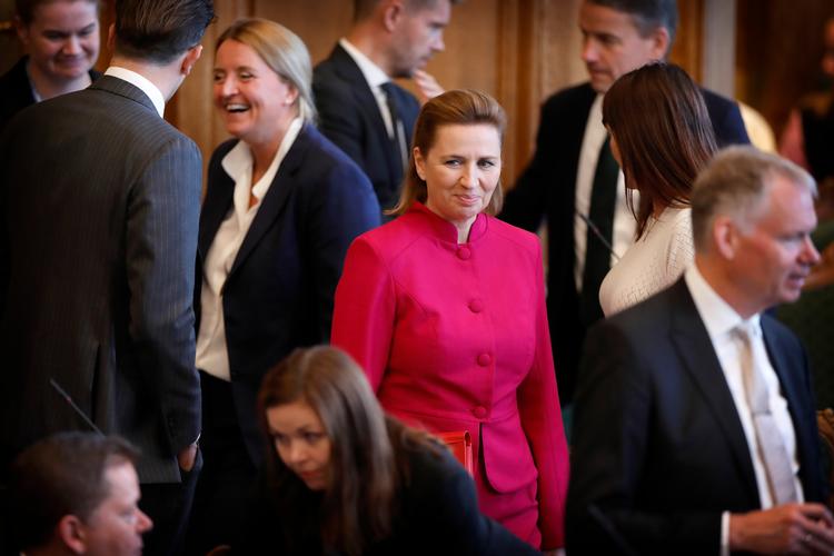 Regeringen med statsminister Mette Frederiksen i spidsen vil forsøge at give de socialt udsatte et helle.  Det kan være et nybrud i socialpolitikken, men er også belagt med dilemmaer.  Foto: Jens Dresling