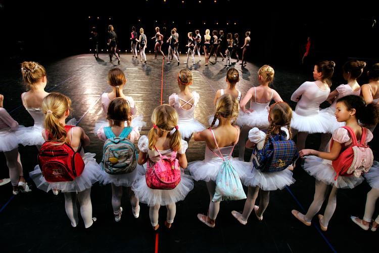 Hidtil har Det Kongelige Teater givet børn uden for den kongelige balletskole mulighed for at besøge den prestigefyldte skole en gang årligt. Når de fem første klassetrin lukker, vil det være muligt at gå til ballet på teatret som fritidsaktivitet. På billedet ses børn fra Anita Søbys Balletskole i 2006.  Foto: Jens Dresling