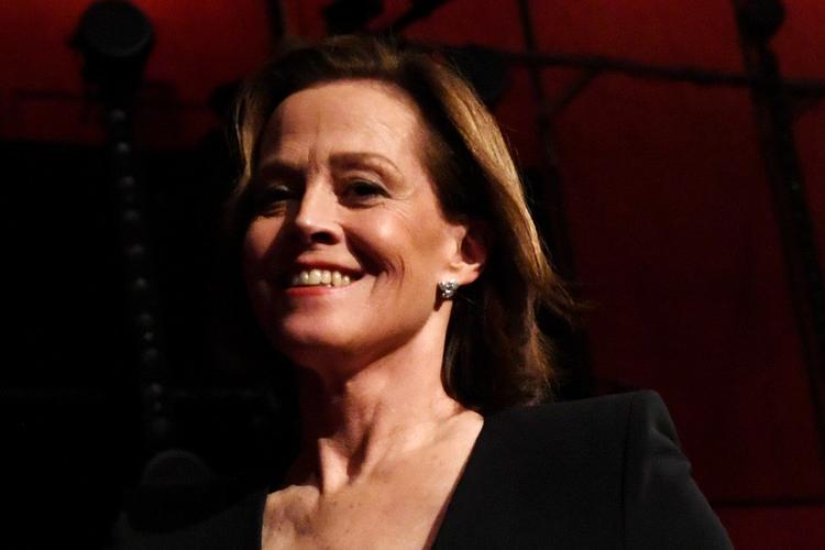 Sigourney Weaver, der fylder 75,  har en aura af seriøsitet. Her er hun på vej mod scenen under filmfestivalen Berlinalen i 2020.  Foto: Annegret Hilse/Ritzau Scanpix