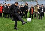 Xi Jinping 'ramte den lige i røven', da han i 2012 besøgte Croke Park Stadium i Dublin. Kinas statsleder er vild med fodbold, og når han en sjælden gang taler frit fra leveren med andre statsledere, er det ofte om den seneste kamp. Foto: Brendan Moran/Ritzau Scanpix