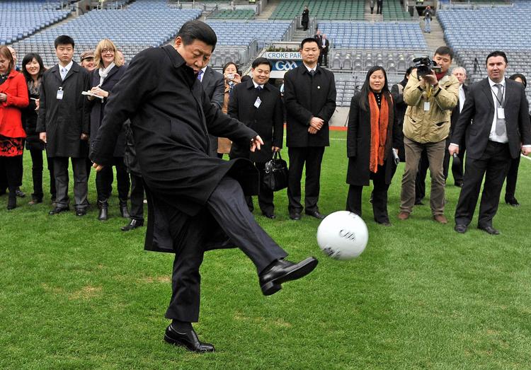 Xi Jinping 'ramte den lige i røven', da han i 2012 besøgte Croke Park Stadium i Dublin. Kinas statsleder er vild med fodbold, og når han en sjælden gang taler frit fra leveren med andre statsledere, er det ofte om den seneste kamp. Foto: Brendan Moran/Ritzau Scanpix