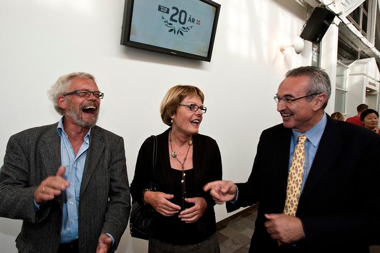 Jørn Henrik Petersen (til venstre)  var TV 2's første bestyrelsesformand. Her ses han til 20-års jubilæum sammen med Samuel Rachlin og sin kone gennem mange år, Birgit Klostergaard Petersen, som han har to børn med. Foto: Ole Frederiksen