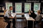 Flere af de unge havde skrevet spørgsmål ned på forhånd, andre kom på dem undervejs.  Foto: Martin Lehmann