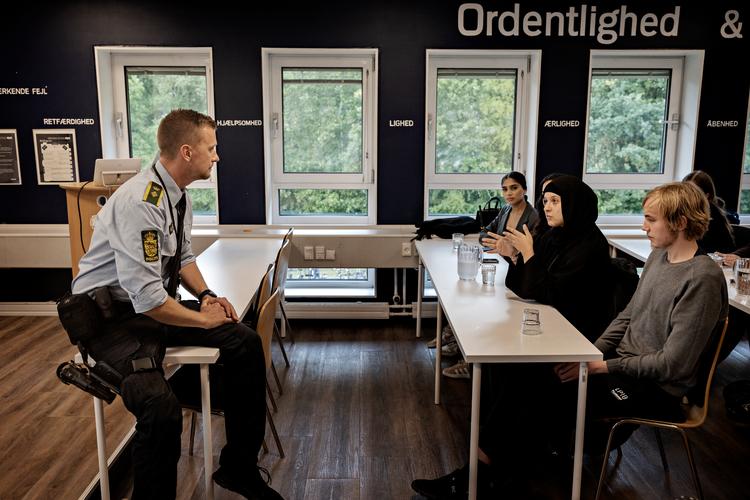 Flere af de unge havde skrevet spørgsmål ned på forhånd, andre kom på dem undervejs.  Foto: Martin Lehmann