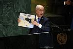 Israels regeringsleder, Benjamin Netanyahu, taler til FN med kort over Irans 'forbandelse' over Mellemøsten.
 Foto: Spencer Platt/Ritzau Scanpix