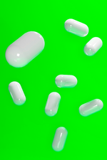 Sygehusophold som følge af overdoser med opioider er stigende blandt unge. Det samme er andelen af unge i behandling for misbrug af pillerne. Illustration Rasmus Vendrup. Bearbejdning: Caroline Niegaard