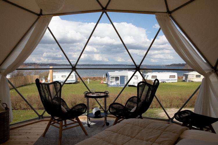 Campingpladser er ikke længere kun for campister. Her er det et foto fra Mariager Camping, hvor der står 'fjordbobler' klar til gæster, der ønsker lidt luksus på campingferien.  Foto: Finn Frandsen
