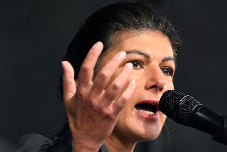 »Skån mig venligst for dobbeltmoral, for hvad så med alle de amerikanske politikere, som de seneste år har udløst mange, mange krige?«, sagde politikeren Sahra Wagenknecht ved fredsdemonstrationen i Berlin. Foto: Ralf Hirschberger/Ritzau Scanpix