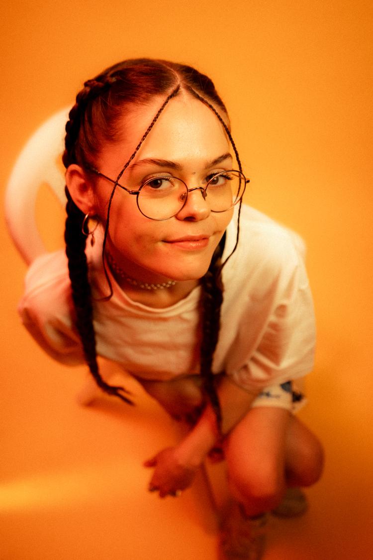 Den danske sanger og sangskriver Sofie1998 har skrevet en lille bittersød solstråle af en popsang. Foto: Pr-foto