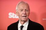 Paul Hogan er nok mest kendt for et outfit bestående af en bredskygget hat og bar, solbrun overkrop under en lædervest. Men her ses den australske skuespiller, der nu fylder 85, i et stille og roligt jakkesæt ved en gallafest i Los Angeles sidste år.  Foto: Richard Shotwell/Ritzau Scanpix