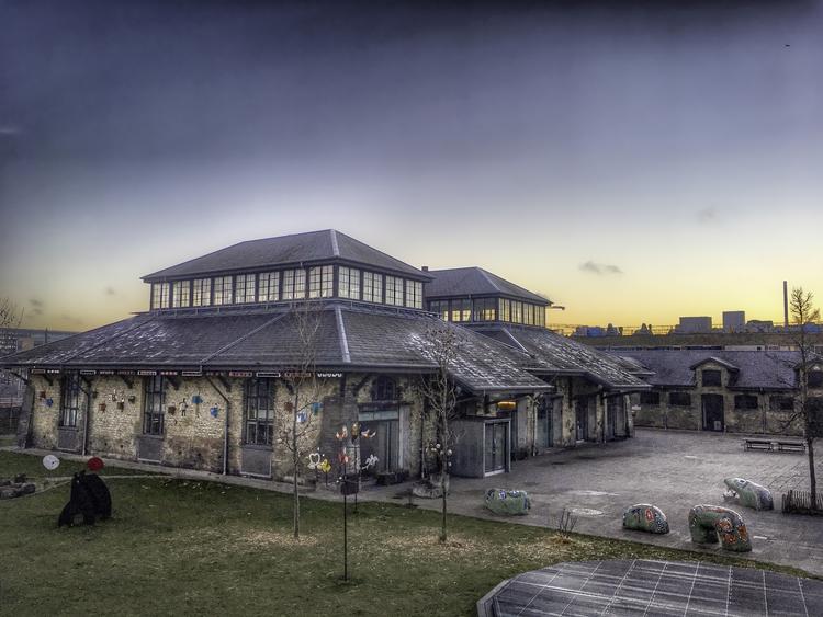 På Tvillingehallen i Kødbyen i København er der på ydermurene ridset ord ind i murstenene – fra Goebbels-citater, over »nein« og til en soldats forevigelse af, at han havde vagten juleaften 1943. Foto: Wikimedia Commons