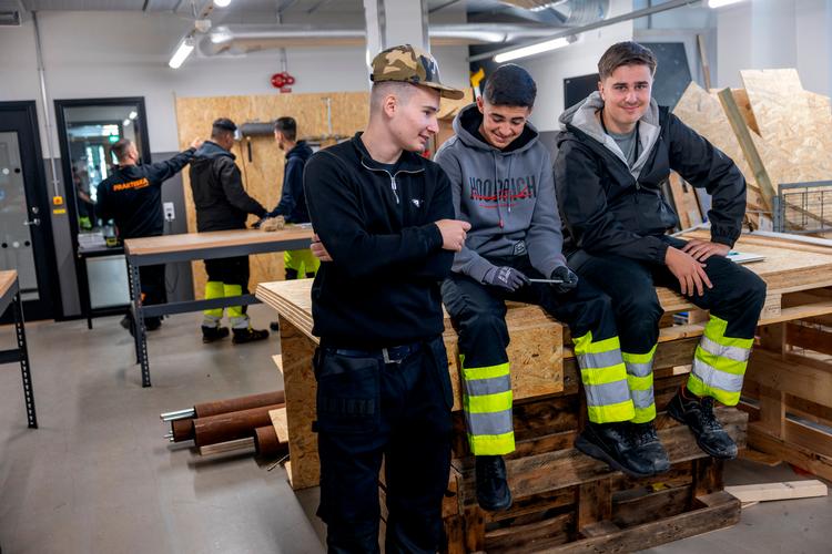 Mohammed Turk i midten mellem to kammerater på VVS-linjen på Praktiska Gymnasiet i Malmö. Lige nu er han 2. års elev og meget begejstret for sine praktikerfaringer med aircondition. Foto: Nicolai West
