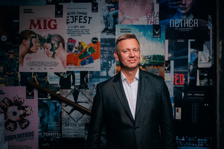 Teaterdirektør Per Smedegaard har et fast besluttet mål om at sætte tankerne i bevægelse gennem kunsten. Nu fylder han  50 år. Foto: Montgomery