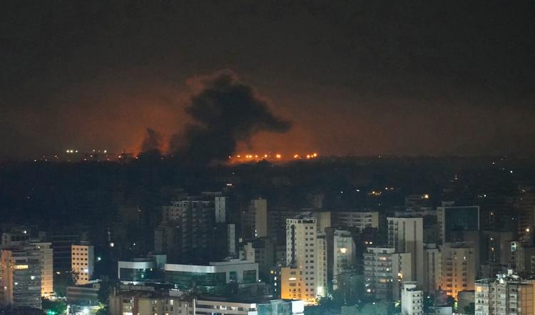 Israel fortsætter med at udføre angreb i Libanon. Her ses ild og røg efter et luftangreb i Beirut natten til søndag. Foto: Etienne Torbey/Ritzau Scanpix