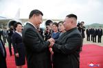 Kinas præsident, Xi Jinping (tv.), og Nordkoreas leder, Kim Jong-un har udvekslet beskeder som led i markeringen af, at de to lande har haft diplomatiske forbindelser i 75 år. Her ses de to ledere under Xis besøg i Nordkorea i 2019. Foto: Kcna Kcna/Ritzau Scanpix