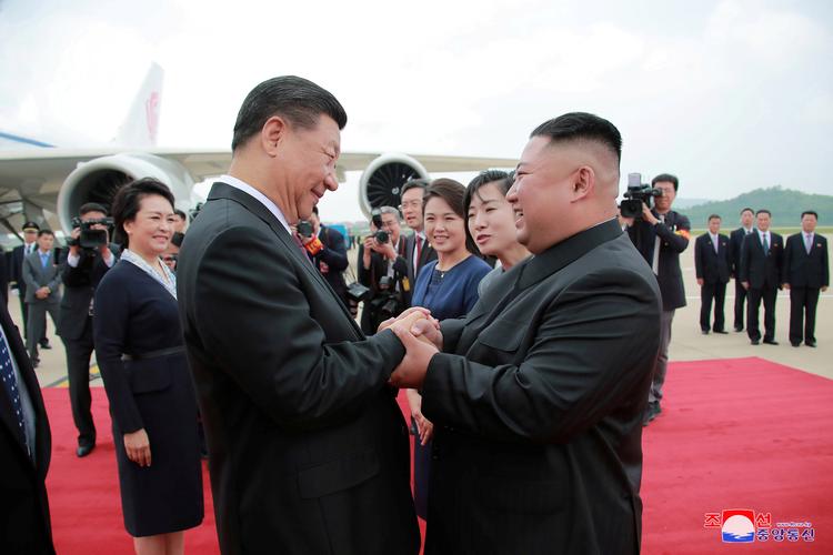 Kinas præsident, Xi Jinping (tv.), og Nordkoreas leder, Kim Jong-un har udvekslet beskeder som led i markeringen af, at de to lande har haft diplomatiske forbindelser i 75 år. Her ses de to ledere under Xis besøg i Nordkorea i 2019. Foto: Kcna Kcna/Ritzau Scanpix