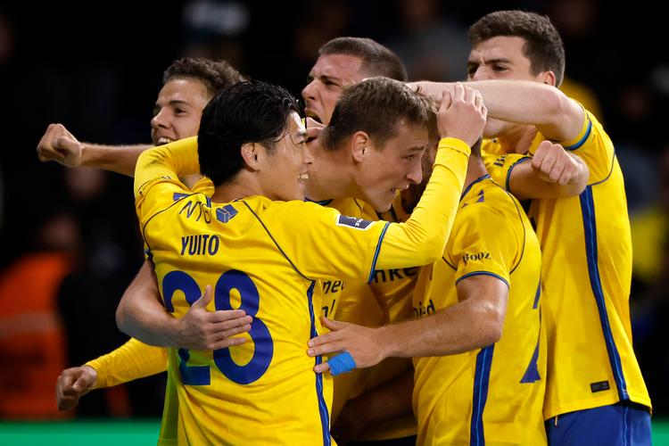 Jubel over Brøndbys andet mål hos Mileta Rajovic, Yuito Suzuki, Clement Bischoff, Josip Radosevic, Sebastian Sebulonsen og Jacob Rasmussen.   Foto: Jens Dresling