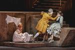 Forveksling, intrige og udklædning er centrale komponenter i Mozarts populære opera 'Figaros bryllup'. Her ses (fra venstre) Nina van Essen, Theodore Platt og Clara Cecilie Thomsen som ungtjeneren Cherubino, greven og tjenestepigen Susanna, der skal giftes med kammertjeneren Figaro. Foto: Camilla Winther