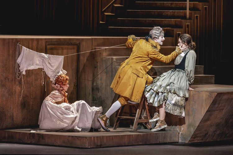 Forveksling, intrige og udklædning er centrale komponenter i Mozarts populære opera 'Figaros bryllup'. Her ses (fra venstre) Nina van Essen, Theodore Platt og Clara Cecilie Thomsen som ungtjeneren Cherubino, greven og tjenestepigen Susanna, der skal giftes med kammertjeneren Figaro. Foto: Camilla Winther