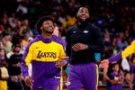   LeBron James hygger sig med sønnen Bronny under opvarmningen til kampen mod Phonix Suns. Far og søn fik fire minutter sammen på banen. Foto: Katelyn Mulcahy/Ritzau Scanpix
