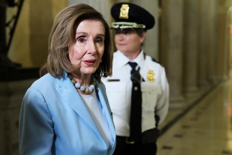Nancy Pelosi er under beskydning for at tjene styrtende på aktiehandler foretaget af hendes mand, Paul Pelosi. Hun er langtfra den eneste toppolitiker, der har tjent penge på børsspekulation i firmaer, de havde politisk viden om. Foto: Leah Millis/Ritzau Scanpix