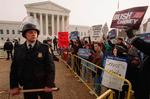 Vrede demonstranter stod klar udenfor højesteret i Washington, D.C. 11. december 2000, da dommerne skulle afgøre, om den manuelle fintælling af stemmerne i Florida skulle fortsætte. Med én stemmes flertal stoppede højesteret optællingen og gjorde dermed George W. Bush til præsident. Foto: Manny Ceneta/Ritzau Scanpix