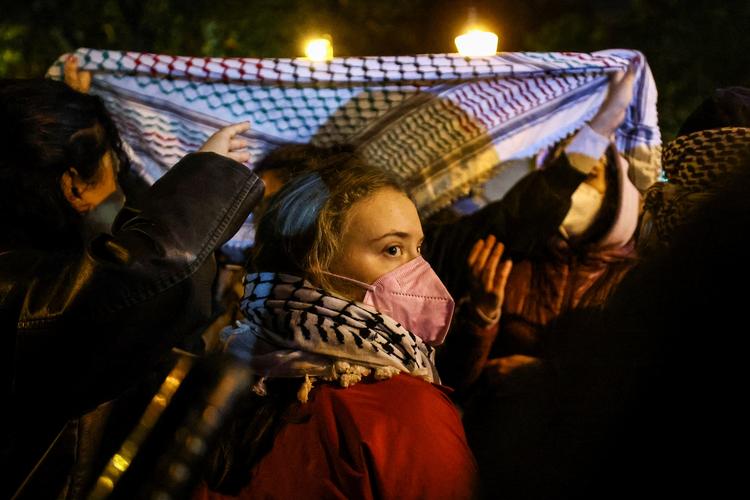 Flere steder i Tyskland har der været propalæstinensiske demonstrationer som her i Berlin, mens en teltlejr i Dortmund blev ryddet.. Foto: Lisi Niesner/Ritzau Scanpix