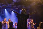 En lille gut på skuldrene af en voksen. Sammen er de til koncert med det danske metalband Trold på spillestedet Gimle , hvor man er begyndt at arrangere metalkoncerter i børnehøjde.   Foto: Cecilie Rolvung