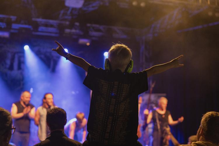 En lille gut på skuldrene af en voksen. Sammen er de til koncert med det danske metalband Trold på spillestedet Gimle , hvor man er begyndt at arrangere metalkoncerter i børnehøjde.   Foto: Cecilie Rolvung