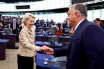 Anstrengte smil, da Ungarns leder, Viktor Orbán, hilste på kommissionsformand Ursula von der Leyen inden onsdagens debat. Foto: Frederick Florin/Ritzau Scanpix