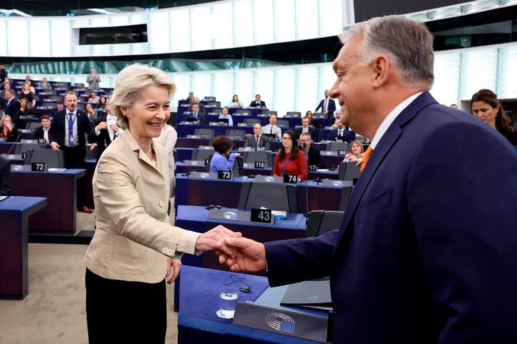 Anstrengte smil, da Ungarns leder, Viktor Orbán, hilste på kommissionsformand Ursula von der Leyen inden onsdagens debat. Foto: Frederick Florin/Ritzau Scanpix