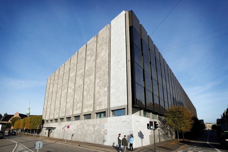 Nationalbanken er tegnet af Arne Jacobsen og opført i årene 1965 til 1978. Nu står den over for en større renovering, der forventes at være afsluttet i 2030.  Foto: Jens Dresling