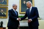 Benjamin Netanyahu og Joe Biden hilste høfligt på hinanden under deres seneste møde 25. juli i USA. Men de seneste uger har deres forhold været alt andet end hjerteligt, og Biden har ifølge israelske medier undgået Netanyahus opkald. Foto: Elizabeth Frantz/Ritzau Scanpix