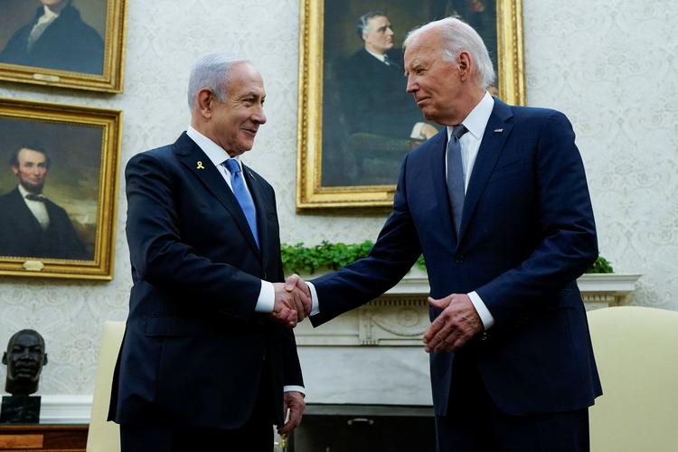 Benjamin Netanyahu og Joe Biden hilste høfligt på hinanden under deres seneste møde 25. juli i USA. Men de seneste uger har deres forhold været alt andet end hjerteligt, og Biden har ifølge israelske medier undgået Netanyahus opkald. Foto: Elizabeth Frantz/Ritzau Scanpix