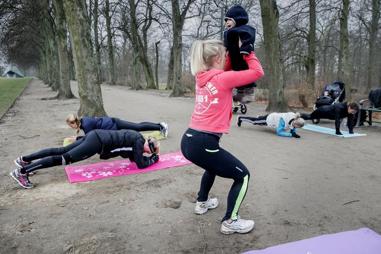 Her træner mødre i Søndermarken på Frederiksberg på et privat udbudt efterfødselshold.  Foto: Mads Nissen