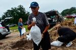 Indbyggere fylder sække med sand, som skal beskytte deres hjem mod mulige oversvømmelser som følge af orkanen Milton, der forventes at ramme Florida natten til torsdag.  Foto: Giorgio Viera/Ritzau Scanpix