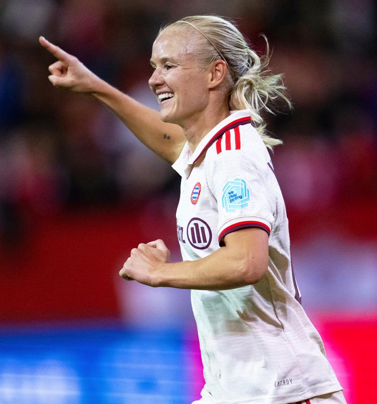 Med sine tre mål var danske Pernille Harder stærkt medvirkende til at Bayern München slog Arsenal med 5-2. Foto: Sven Hoppe/Ritzau Scanpix