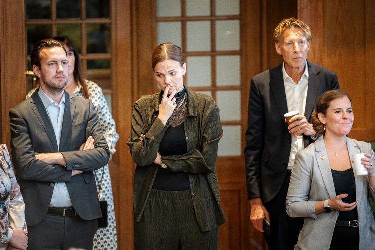  Tobias Grotkjær Elmstrøm (M) til venstre, Caroline Stage (M) i midten og Jon Stephensen (UFG) til højre under åbningsdebatten i Folketinget på Christiansborg Slot i København torsdag den 3. oktober 2024.. Foto: Mads Claus Rasmussen/Ritzau Scanpix