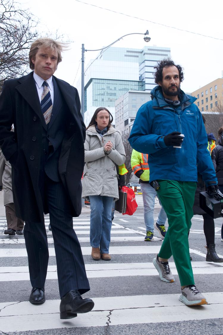 Ali Abbasi på gåtur med 'Donald Trump' på settet til den nye film. I 'The Apprentice Trump' spilles Trump af Sebastian Stan'. Om formålet med filmen siger den dansk-iranske instruktør blandt andet: »Hvis jeg skal ændre på noget, så er det vores syn på mennesker. Fordi det er med til at forklare, hvordan vi er nået hertil«. Foto: Pief Weyman