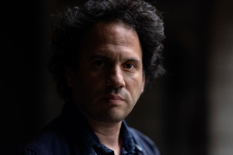 Guy Davidi er stærk kritiker af det israelske samfund. Han fortæller, at de fleste i Israel har vænnet sig til, at krigen er den nye virkelighed, da de ikke kan forestille sig andre alternativer Foto: Finn Frandsen