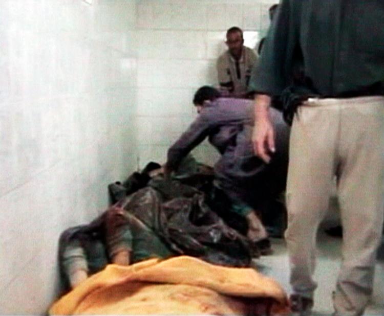 Nogle af de dræbte fra angrebet i Haditha. Billedet er taget fra en videofilm, der er optaget i et lighus i Haditha; derfor er det grynet. Foto: Reuters Tv/Ritzau Scanpix