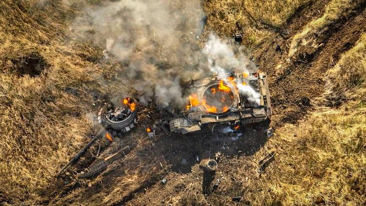 En russisk kampvogn brænder på en mark nær den ukrainske by Vuhledar, som det er lykkedes Rusland at indtage. Foto: Ukrainian Armed Forces/Ritzau Scanpix