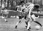 Kim Ziegler (bagest) og Leon Hansen giver Allan SImonsen en hård medfart i en kamp mellem OB og Vejle i april 1986. Arkivfoto Carsten Ingemann