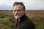 For et par år siden solgte Niels Christian Nielsen sin landbrugsjord ud til Skjern Å og Ringkøbing Fjord til Skov- og Naturstyrelsen. Han er 10. generation på gården, som har undergået forvandlingen fra vådt engområde til agerjord og nu skal tilbage til natur. Foto: Signe Lægsgaard