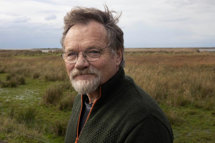 For et par år siden solgte Niels Christian Nielsen sin landbrugsjord ud til Skjern Å og Ringkøbing Fjord til Skov- og Naturstyrelsen. Han er 10. generation på gården, som har undergået forvandlingen fra vådt engområde til agerjord og nu skal tilbage til natur. Foto: Signe Lægsgaard