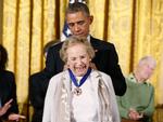 Ethel Kennedy modtog i 2014 Præsidentens Frihedsmedalje, som er den højeste civil udmærkelse i USA, af præsident Barack Obama. Foto: Larry Downing/Ritzau Scanpix