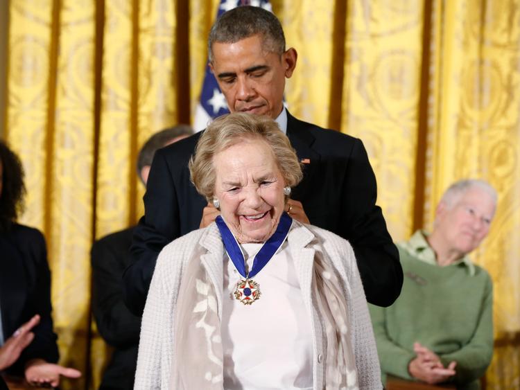 Ethel Kennedy modtog i 2014 Præsidentens Frihedsmedalje, som er den højeste civil udmærkelse i USA, af præsident Barack Obama. Foto: Larry Downing/Ritzau Scanpix